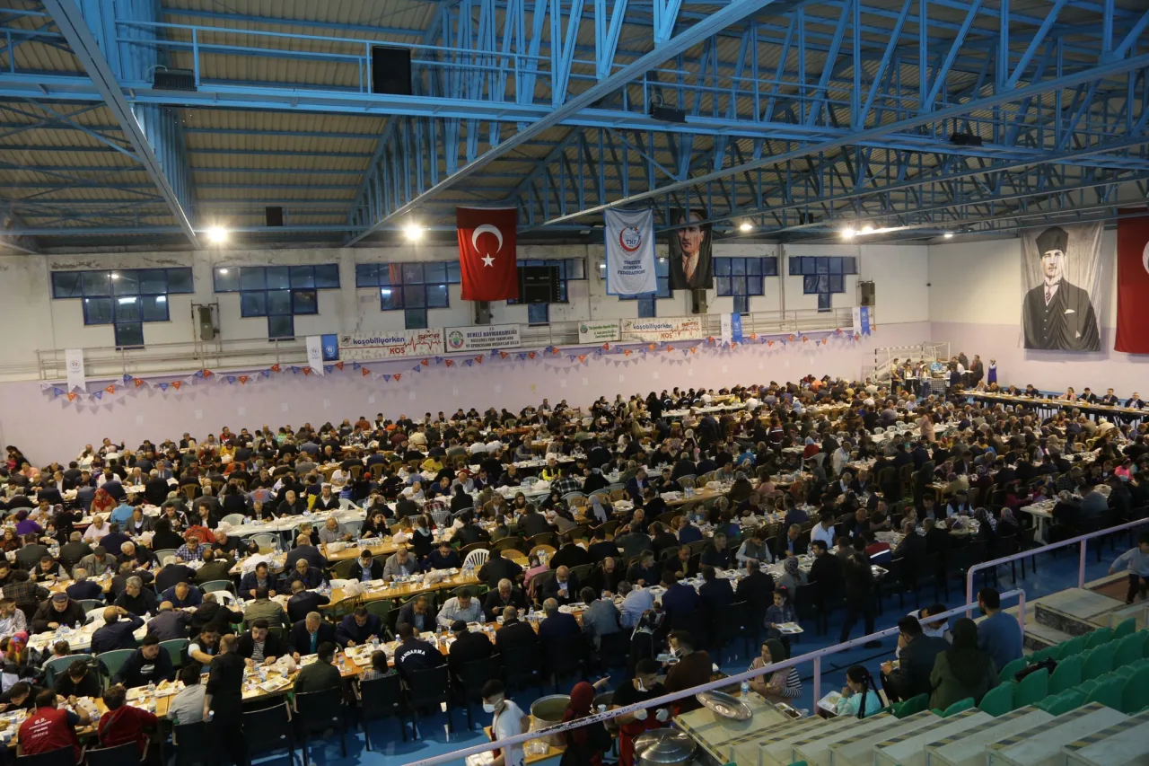 Dereli Aynı İftar Sofrasında Orucunu Açtı