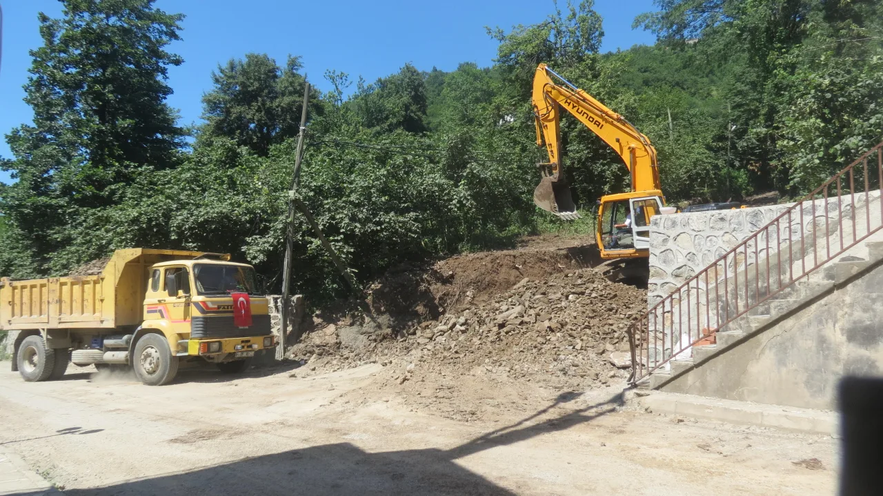 Yol Düzenleme Çalışmalarımız Devam Ediyor