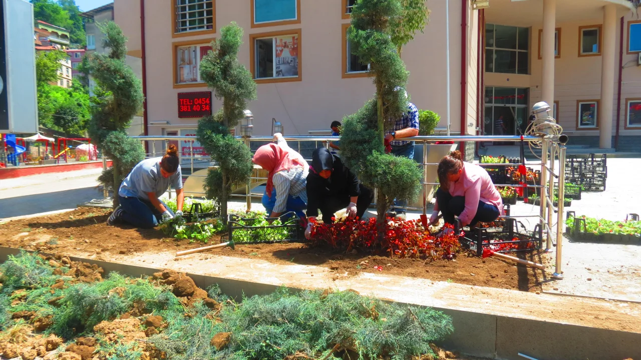 Belediyemiz ve Çevresi Çiçeklendiriliyor