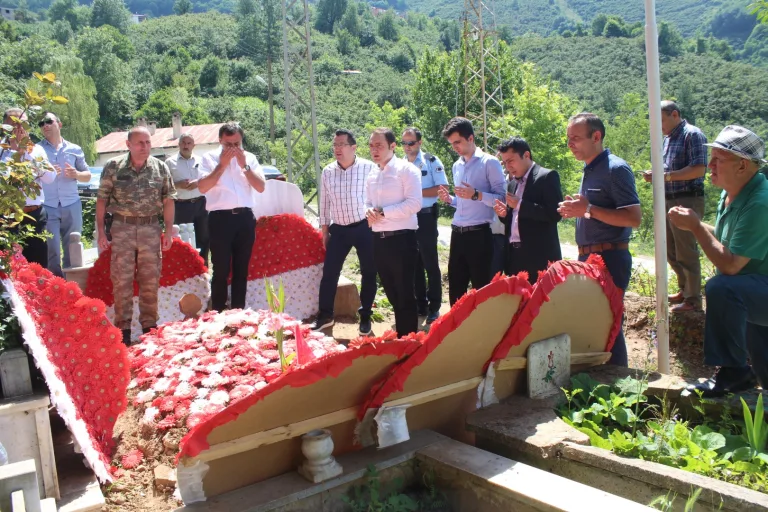 Şehitlerimizin Kabirleri Ziyaret Edildi — galeri görseli