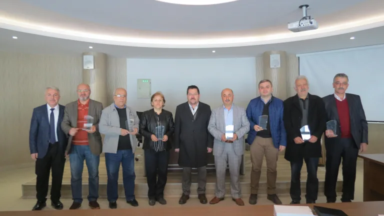 BAŞKANIMIZDAN BELEDİYE MECLİS ÜYELERİNE PLAKET — galeri görseli
