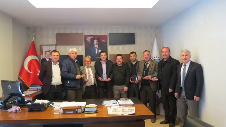 Başkanımız'dan Muhtarlara Teşekkür Plaketi — galeri görseli