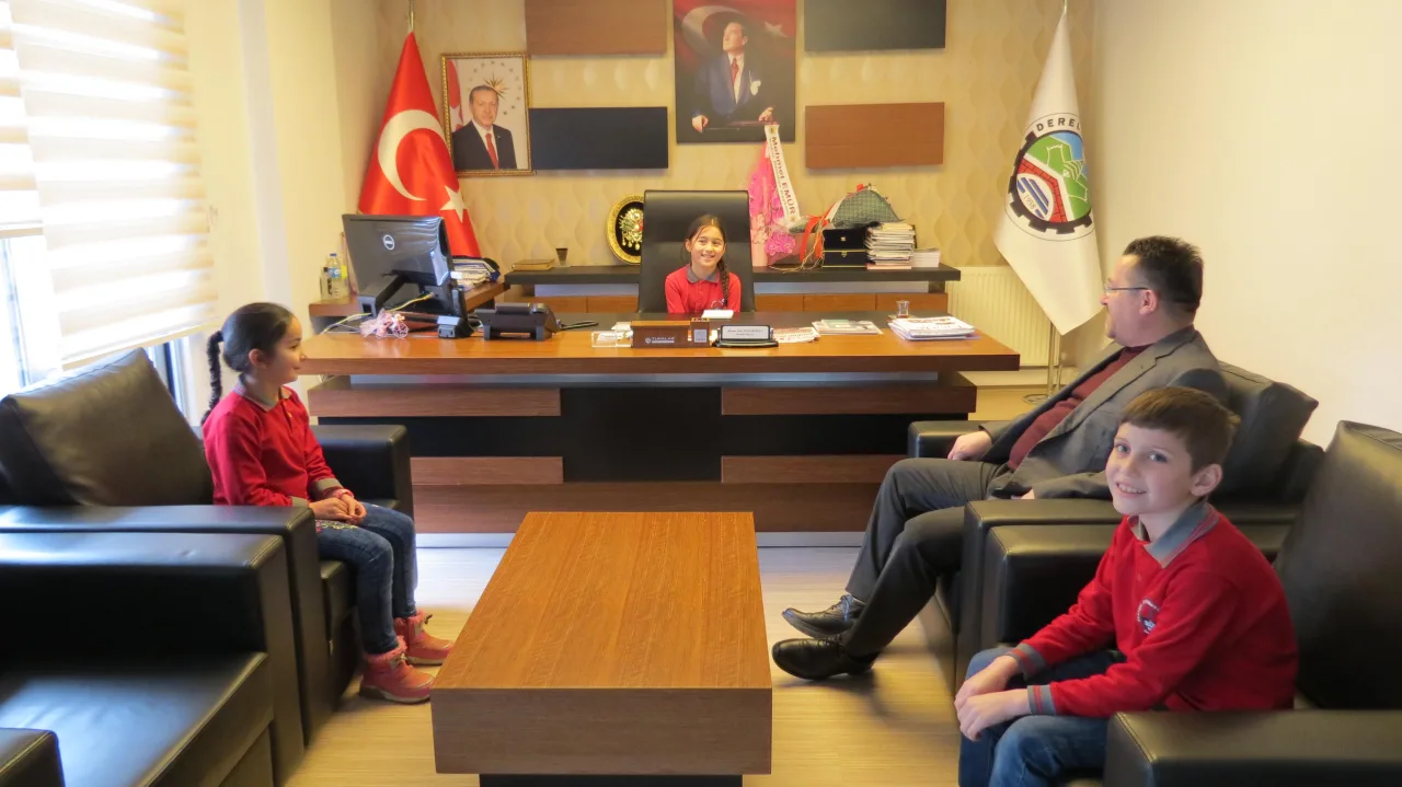 Başkanımız Koltuğunu Çocuklara Devretti