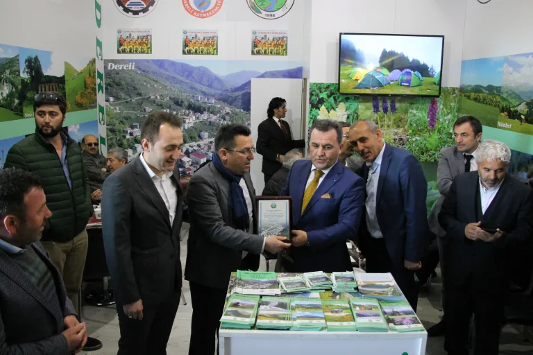 İstanbul'daki Derneklerimize Plaket Verildi — galeri görseli